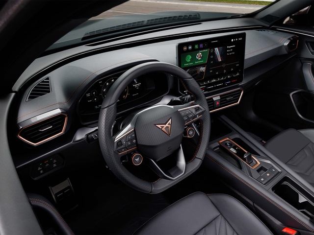 Cockpit des CUPRA Formentor mit multifunktionalem Lenkrad, digitalem Kombiinstrument und großem Touchscreen in der Mittelkonsole