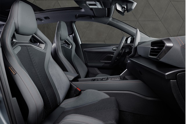 Innenraum des CUPRA Leon Sportstourer mit sportlichen Sitzen, modernem Armaturenbrett und mittig angeordnetem Touchscreen