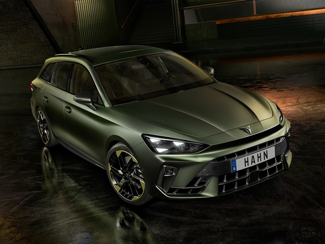Cupra Leon Sportstourer Tribe Edition in mattem Grün mit markantem Frontdesign, scharfen LED-Scheinwerfern und sportlichen Felgen in einer dunklen, reflektierenden Umgebung