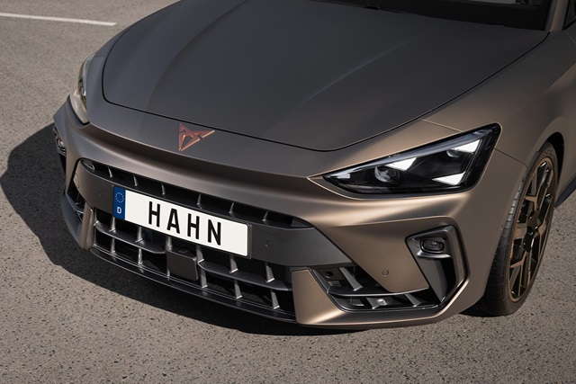 Nahaufnahme der Frontpartie eines braunen CUPRA Leon Sportstourer VZ Extreme mit markantem Kühlergrill, scharf geformten Scheinwerfern und deutschem Kennzeichen 'HAHN'