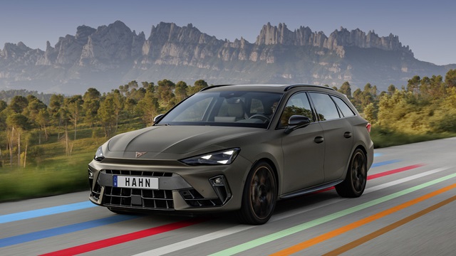 Cupra Leon Sportstourer VZ Extreme in braun mit sportlicher Frontansicht vor Bergkulisse und mehrfarbigen Fahrbahnmarkierungen