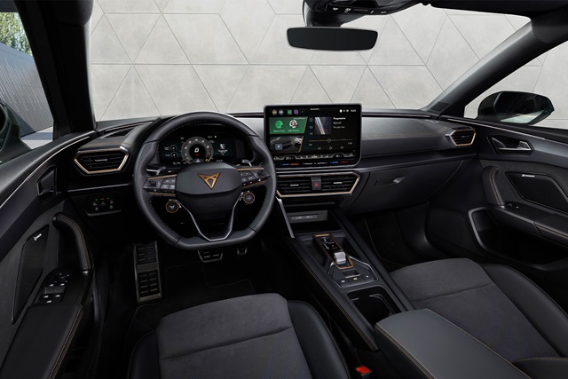 Cockpit des CUPRA Leon mit digitalem Kombiinstrument, großem Touchscreen und Sportsitzen