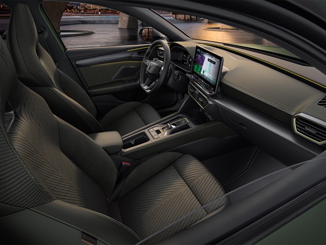 Innenraum des schwarzen Cupra Leon Tribe Edition mit Sportsitzen, digitalem Cockpit und großem Touchscreen im Armaturenbrett