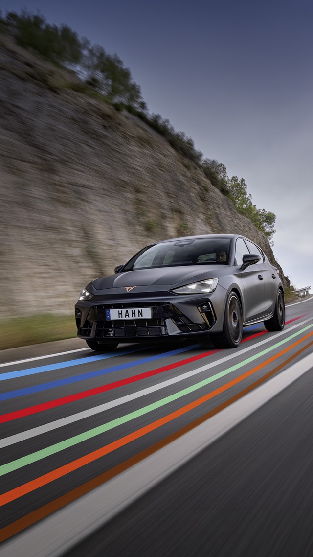 CUPRA Leon VZ in Schwarz aus niedriger Frontperspektive auf einer Straße vor Felswand.