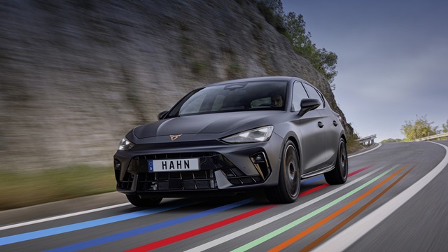 CUPRA Leon VZ in Schwarz aus niedriger Frontperspektive auf einer Straße vor Felswand.