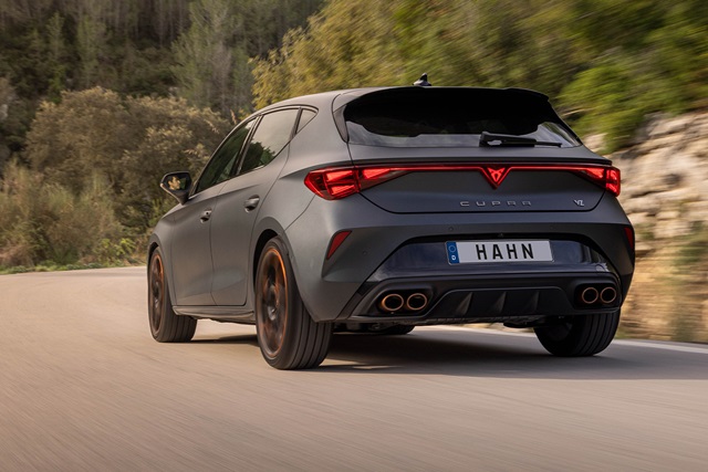 CUPRA Leon VZ in matt-schwarz aus der Rückansicht auf einer Landstraße mit sichtbarem Schriftzug und vier Endrohren.