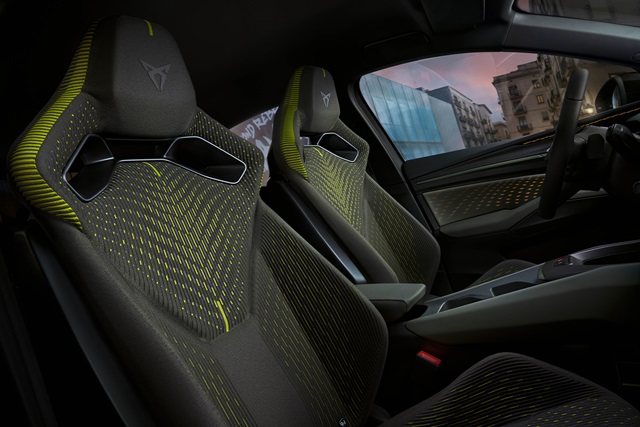 Sportschalensitze mit markanter gelb-grüner Naht und CUPRA-Logo im Innenraum des CUPRA Raval VZ Extreme.