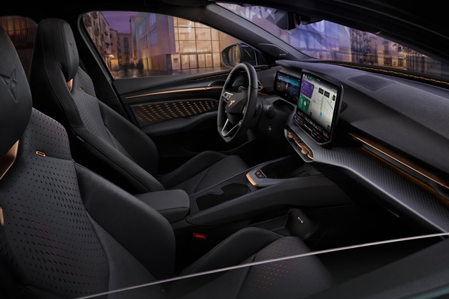 Innenraum des CUPRA Raval mit sportlichen Sitzen, digitalem Cockpit und großem Touchscreen im Armaturenbrett.