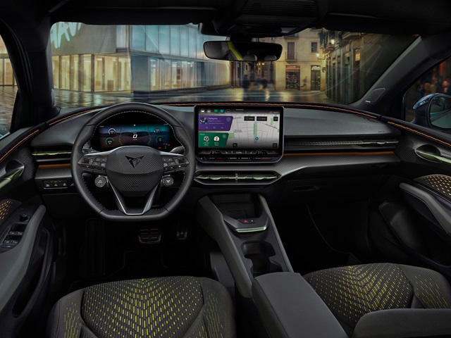 Innenraum des CUPRA Raval mit digitalem Cockpit, mittig angebrachtem Touchscreen und sportlich gestalteten Sitzen mit gelb-grünen Akzenten.