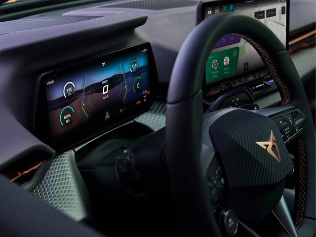 Cockpit des CUPRA Raval mit Digital Cockpit und multifunktionalem Lenkrad mit CUPRA-Logo.