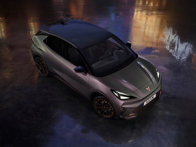 Luftaufnahme des CUPRA Raval VZ Extreme mit markantem Dach, scharf gezeichneten Scheinwerfern und sportlichen Felgen auf reflektierendem Boden.
