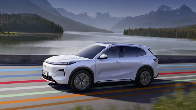 Weiße Seitenansicht des Geely Starray EM-i vor einem See mit Bergen im Hintergrund