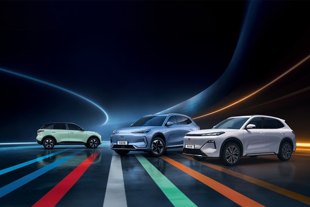 Drei Geely-Modelle nebeneinander auf reflektierendem Boden mit farbigen Lichtstreifen im Hintergrund, von links nach rechts Geely E2, E5 und Starray EM-i.