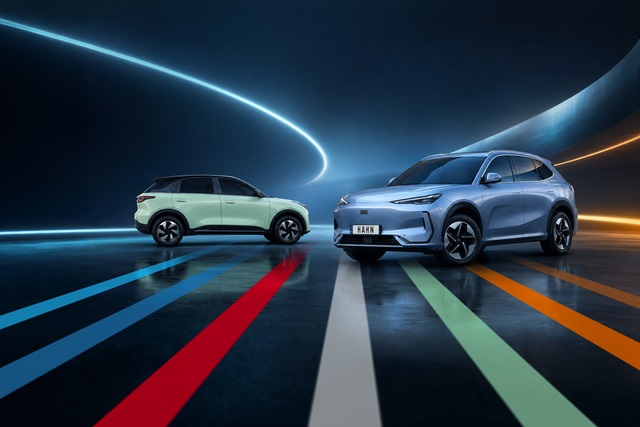 Zwei Geely-Elektroautos, ein hellgrüner Geely E2 von der Seite und ein blauer Geely E5 von vorne mit leuchtenden Linien im Hintergrund.