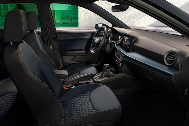 Innenraum des grauen SEAT Arona SUV mit modernen Sitzen, Multifunktionslenkrad und digitalem Display im Armaturenbrett