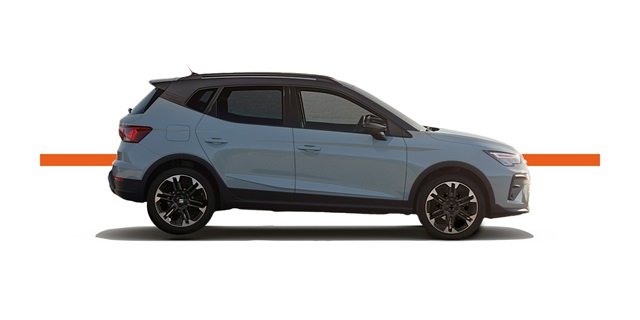 Seitenansicht eines grauen SEAT Arona mit schwarzem Dach und schwarzen Felgen vor weißem Hintergrund mit orangefarbenem horizontalem Streifen