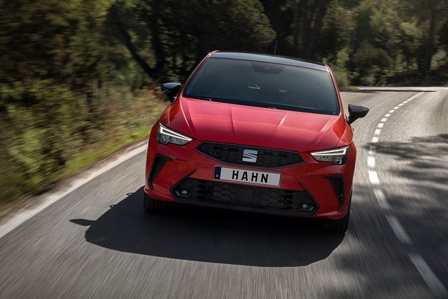 Roter SEAT Ibiza von vorne auf einer kurvigen Straße mit dem Kennzeichen 'HAHN'