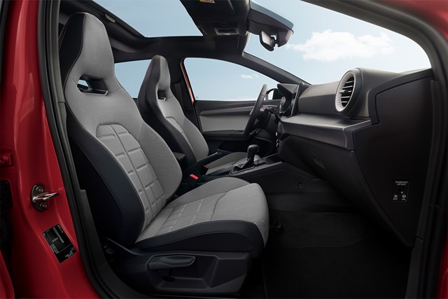 Innenraum des roten SEAT Ibiza mit grauen Sportsitzen und modernem Armaturenbrett