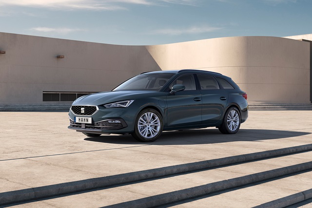 SEAT Leon Sportstourer e-Hybrid in grauer Seitenansicht vor moderner Architektur mit Stufen im Vordergrund