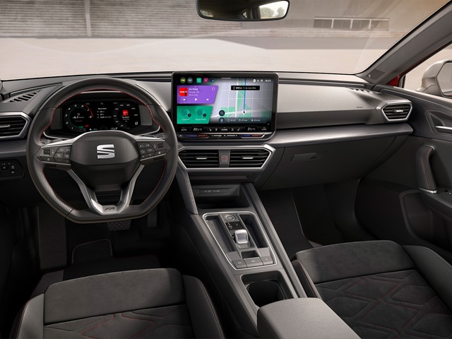 Innenraum des grauen SEAT Leon mit multifunktionalem Lenkrad, digitalem Kombiinstrument und großem mittigem Touchscreen im Armaturenbrett