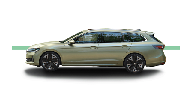 Skoda Superb Kombi vor weißem Hintergrund 