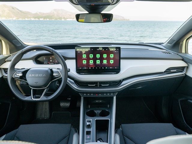 Innenraum des Skoda Elroq mit digitalem Cockpit, großem mittig platziertem Touchscreen und schwarzem Lenkrad mit Skoda-Logo