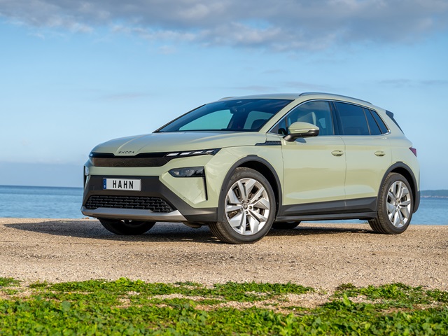 Skoda Elroq in Seitenansicht auf sandigem Untergrund vor Meer und blauem Himmel