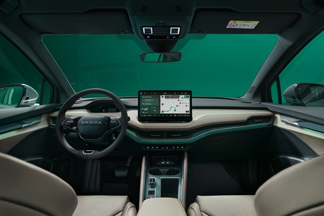 Innenraum des Skoda Elroq der Ausstattungslinie L & K mit digitalem Cockpit, mittig platziertem Touchscreen und zweifarbiger Armaturentafel