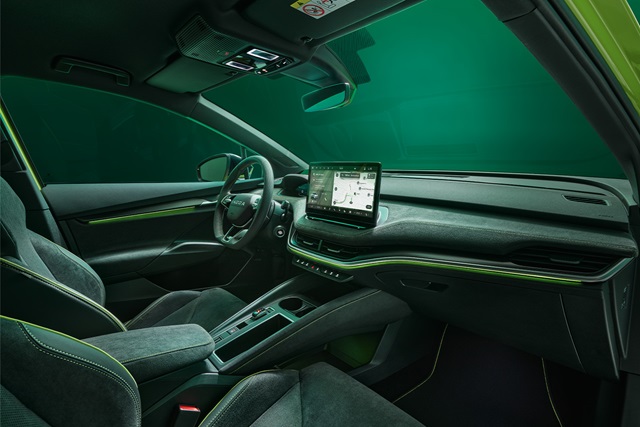 Innenraum des Skoda Elroq RS mit digitalem Cockpit, mittig angebrachtem Touchscreen und sportlich gestalteten Sitzen