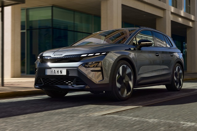 Schwarzer Skoda Elroq RS mit markanter Frontansicht und LED-Scheinwerfern vor moderner Glasfassade