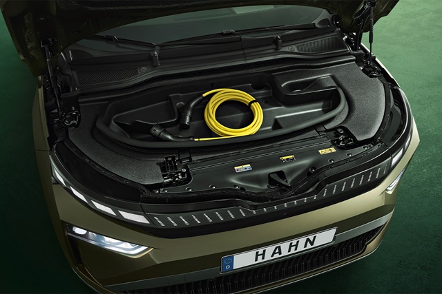 Offener Frunk eines Skoda Enyaq mit gelbem Ladekabel und sichtbarem Nummernschild 'HAHN'
