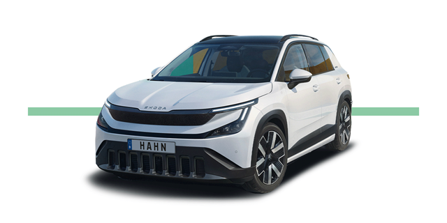 Weiße Frontansicht eines Škoda Epiq SUV mit schwarzem Dach und markantem Kühlergrill