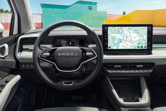 Innenraum eines Skoda mit Lenkrad, digitalem Kombiinstrument und großem Touchscreen mit Navigationskarte