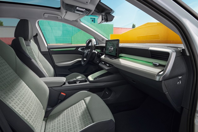Innenraum eines Skoda Epiq mit modernen Sitzen, mittig angebrachtem Touchscreen und klar gestalteter Armaturentafel