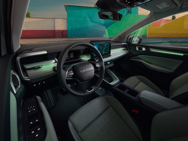 Innenraum eines Skoda Epiq mit multifunktionalem Lenkrad, digitalem Cockpit und mittig angebrachtem Touchscreen