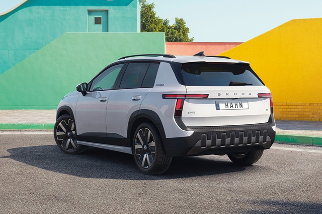 Heckansicht eines weißen Skoda Epiq SUV vor farbigen Wänden mit schwarzem Dach und markanten Rückleuchten