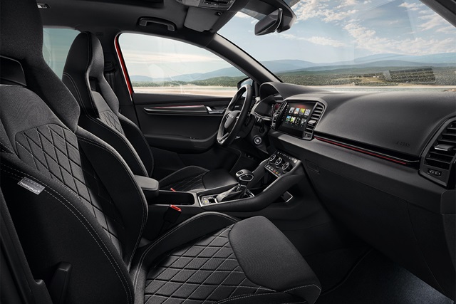 Škoda Karoq Sportline Innenraum mit zwei Sportsitzen, gesteppten Sitzflächen und Mittelkonsole mit Schalthebel