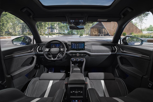 Innenraum des Škoda Kodiaq Sportline mit digitalem Cockpit, mittig angeordnetem Touchscreen und sportlich gestalteten Sitzen