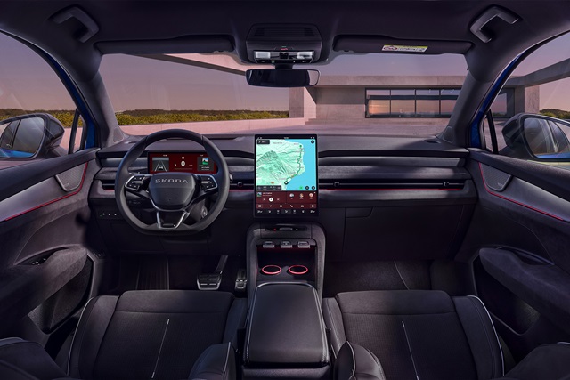 Cockpit des Škoda Peaq mit digitalem Kombiinstrument, großem vertikalem Touchscreen in der Mittelkonsole und schwarzem Interieur.