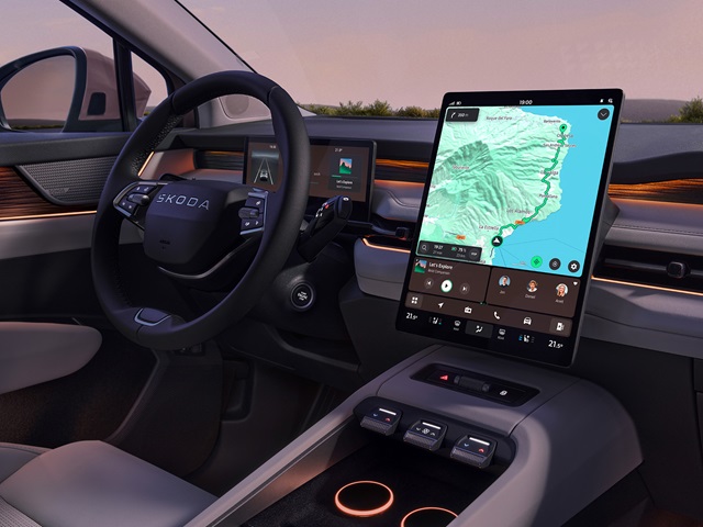 Cockpit des Škoda Peaq mit multifunktionalem Lenkrad, digitalem Kombiinstrument und großem vertikal ausgerichtetem Touchscreen mit Navigationskarte.