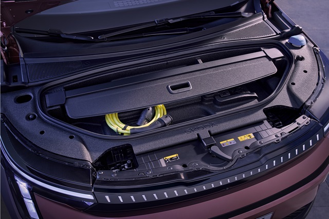 Geöffneter Frunk des Škoda Peaq mit sichtbar aufgerolltem Ladekabel und schwarzer Abdeckung