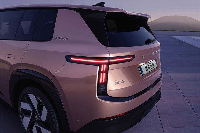 Heckansicht des rosa Škoda Peaq mit markanter vertikaler und horizontaler LED-Rückleuchte.