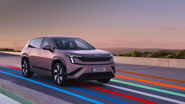 Škoda Peaq SUV in Rosa in Seitenansicht auf einer farbig gestreiften Fläche bei Sonnenuntergang