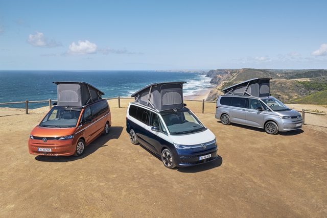 Der Volkswagen California Ocean, der California Beach und der California Coast vor Küstenkulisse. Jeweils mit ausgefahrenem Aufstelldach.
