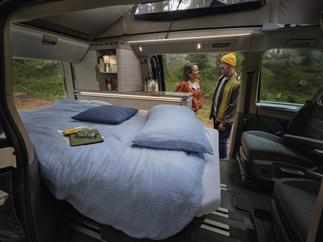 Blick in den Innenraum und Schlafbereich des Volkswagen California