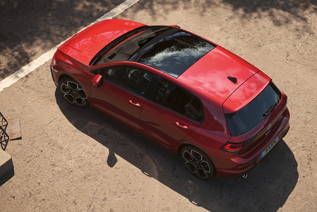 Roter VW Golf GTI mit schwarzem Panoramadach aus der Vogelperspektive auf asphaltierter Fläche