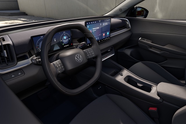 Innenraum des VW ID. Cross mit multifunktionalem Lenkrad, digitalem Kombiinstrument und großem Touchscreen in der Mittelkonsole