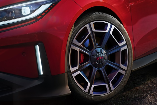 Nahaufnahme des vorderen Rads eines VW ID. Polo GTI mit markanter Felge und IQ.Light-Scheinwerfer