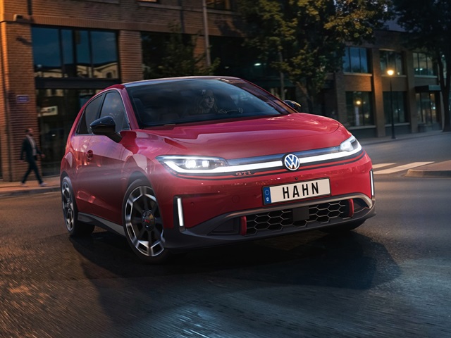 VW ID. Polo GTI in roter Lackierung mit LED-Scheinwerfern und markanter Frontpartie auf einer Straße