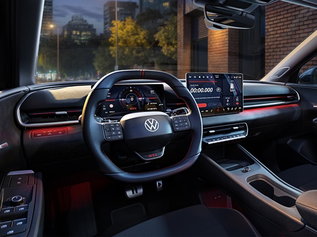 Cockpit des VW ID. Polo GTI mit Multifunktionslenkrad, digitalem Kombiinstrument und großem Zentraldisplay.